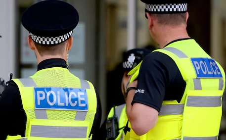 Polisi Inggris Tangkap Pasangan Pria-Wanita Penyerang Siswi Remaja Muslimah di Sebuah Bus